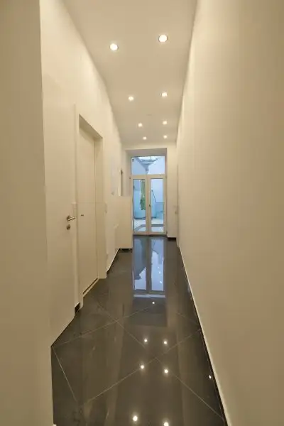 SIEBENBRUNNENPLATZ: Wohnküche + 2 Zimmer + 32 m² Terrasse (neben neuer U2-Station Reinprechtsdorfer Straße)
