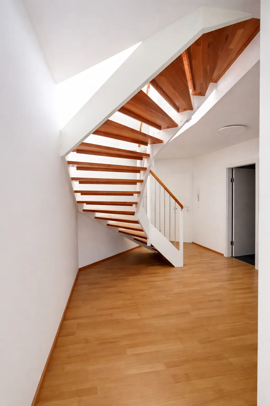 Moderne Holztreppe im hellen Flur