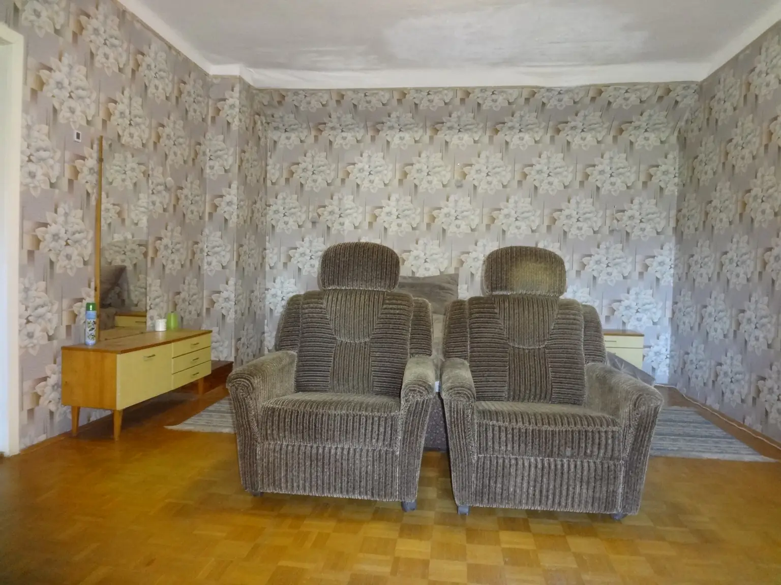 ÄLTERES HAUS - GROSSER GARTEN - SCHEUNE - SCHUPPEN - RUHELAGE