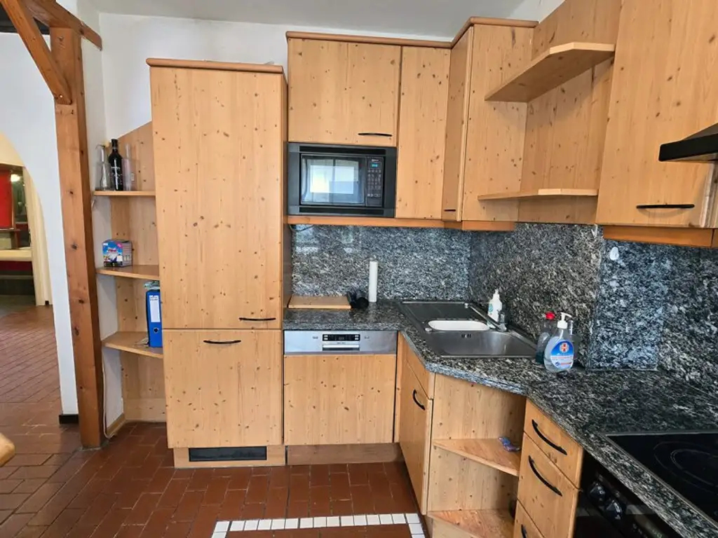 *** SEHR VIEL PLATZ *** PRIVAT + BERUFLICH *** RUHELAGE ***