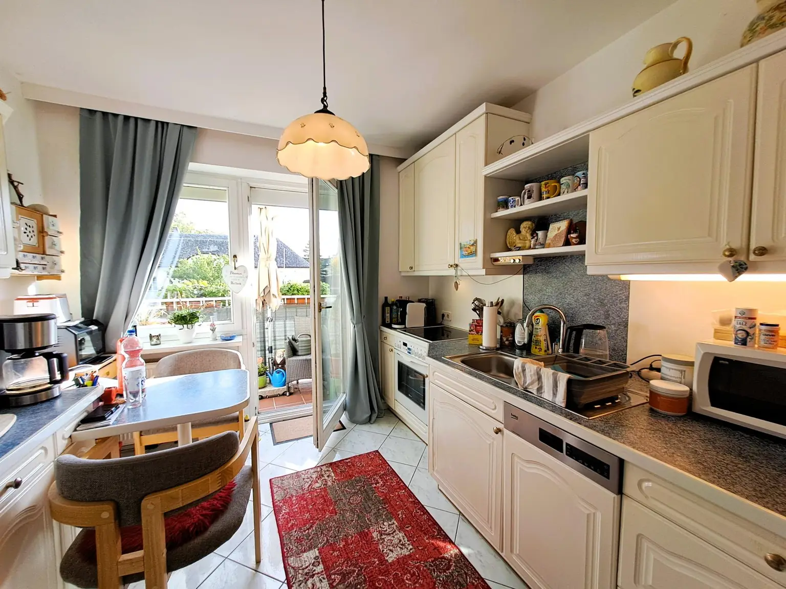 Charmante 2 Zimmer Wohnung mit Balkon und grandiosem Blick