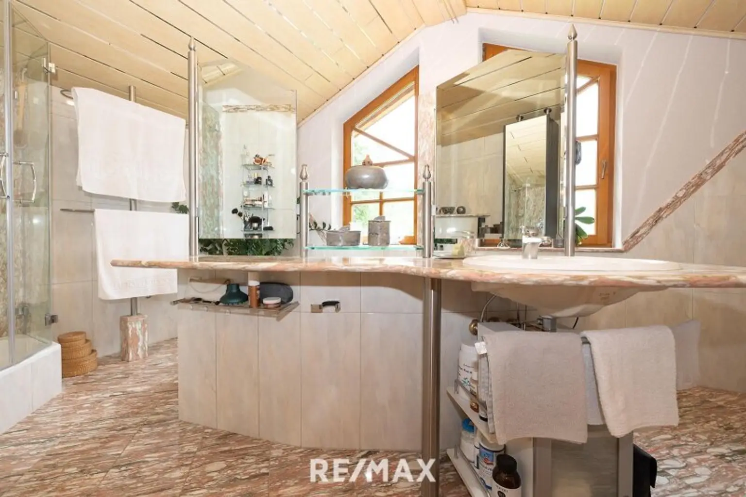 Badezimmer mit Waschbecken