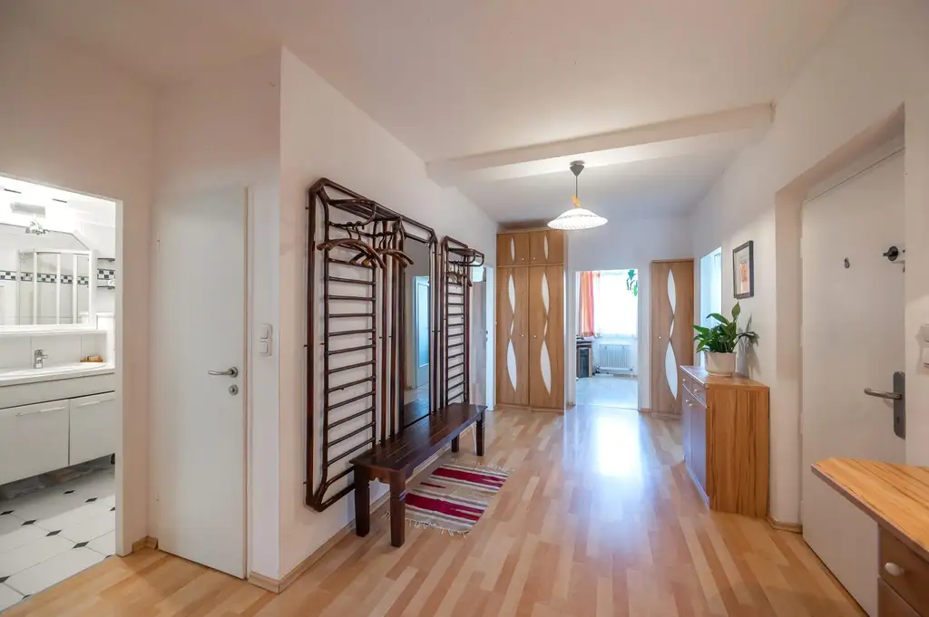 Wohnen im Grünen mit Stadtanschluss: 4 Zimmer | Loggia | PKW-Stellplatz