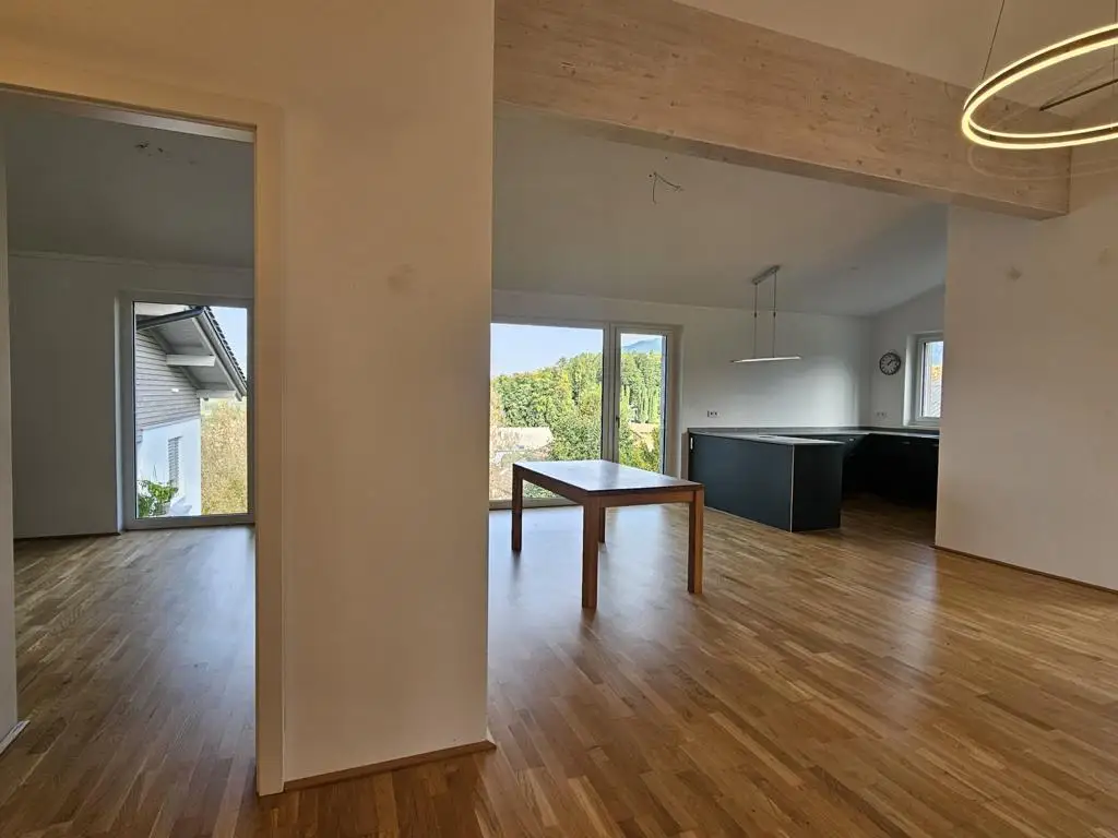 Exklusive 3-Zi.-DG-Wohnung mit Gebirgsblick in ruhiger Lage