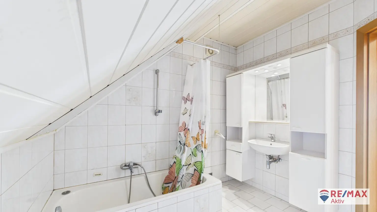 Großzügiges Ein- bzw. Zweifamilienhaus mit großem Garten und Garage