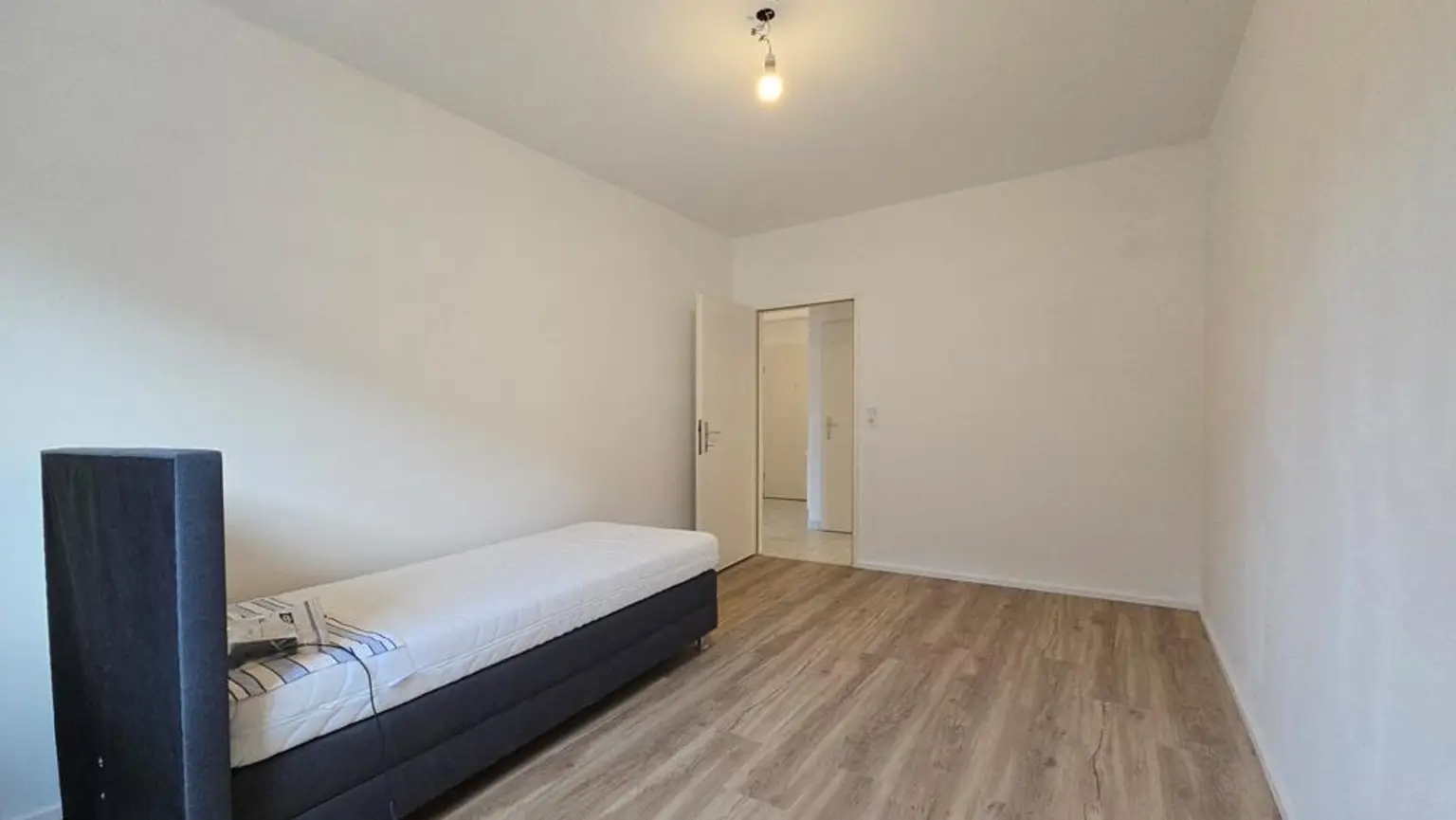 Schlafzimmer (ohne Bett)