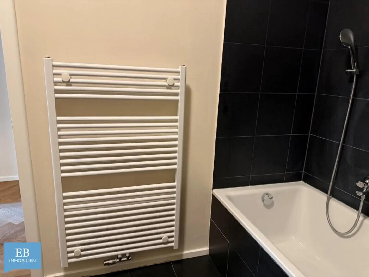 Helle Familienwohnung mit feiner Farbwelt und Fitnessraum im Haus