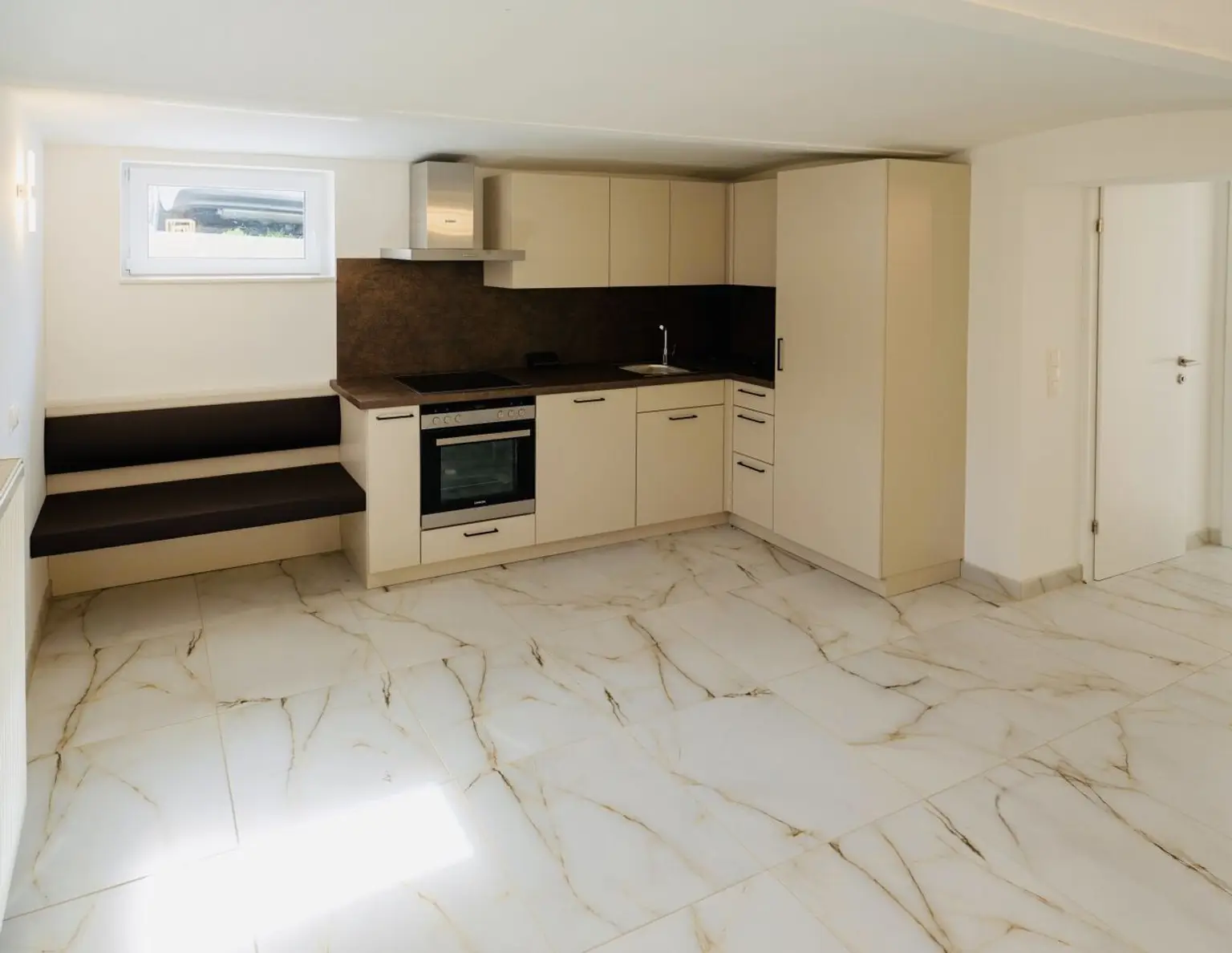 Charmante, komplett sanierte 2 Zimmer Mietwohnung, bezugsfertig!!