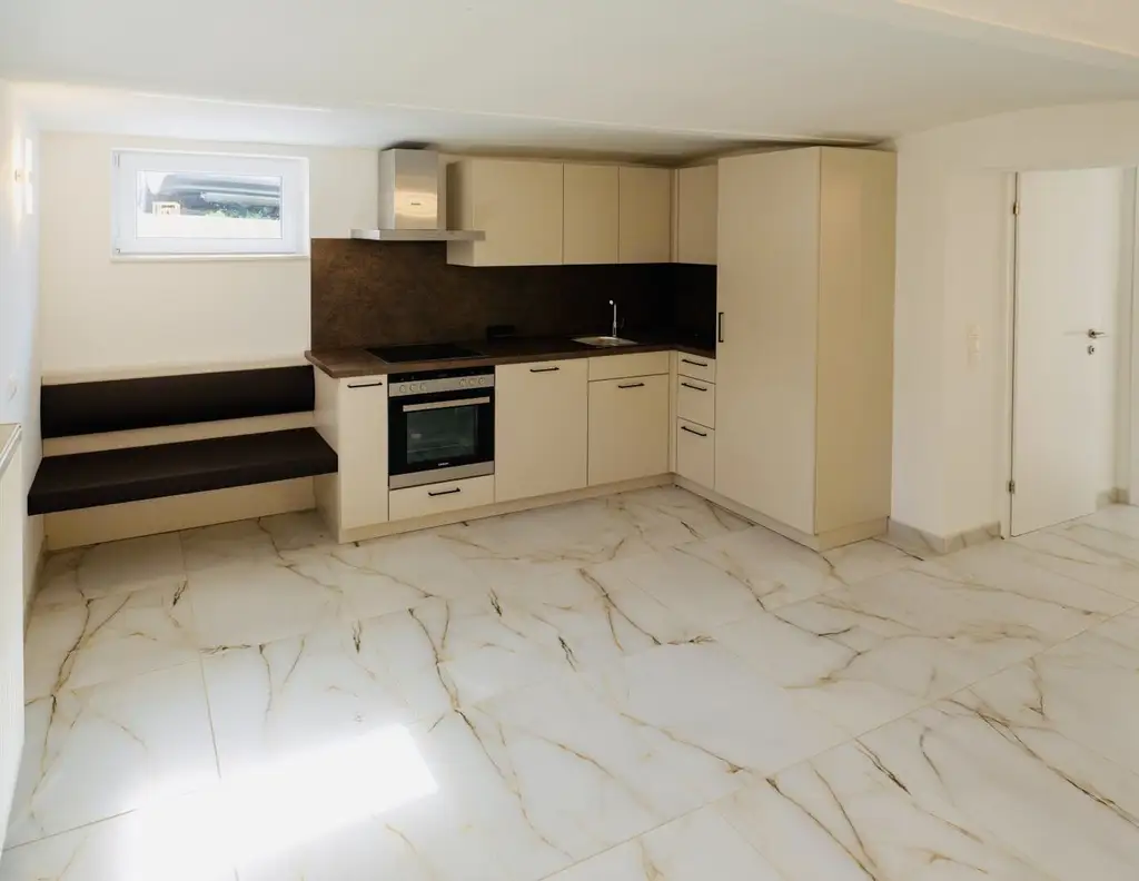 Charmante, komplett sanierte 2 Zimmer Mietwohnung, bezugsfertig!!