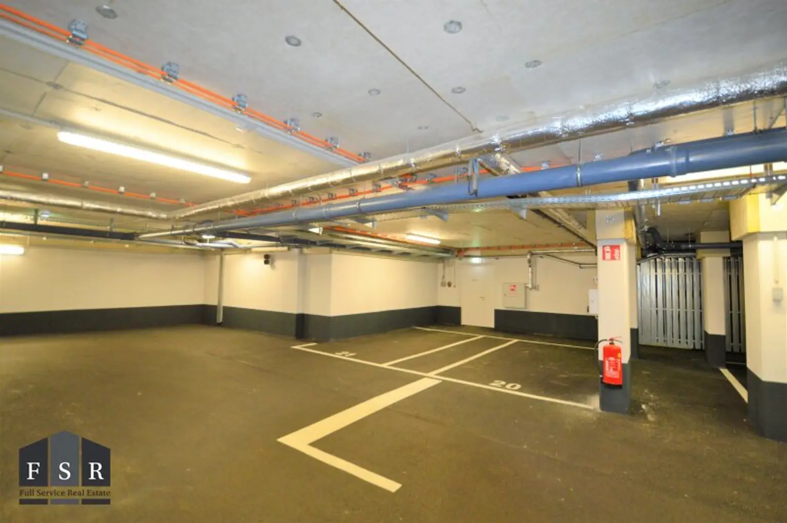 Alles da - Moderne und elegante Altbauwohnung mit Balkon in bester Lage + 1x Garagenplatz und Einbauküche im Preis inkludiert