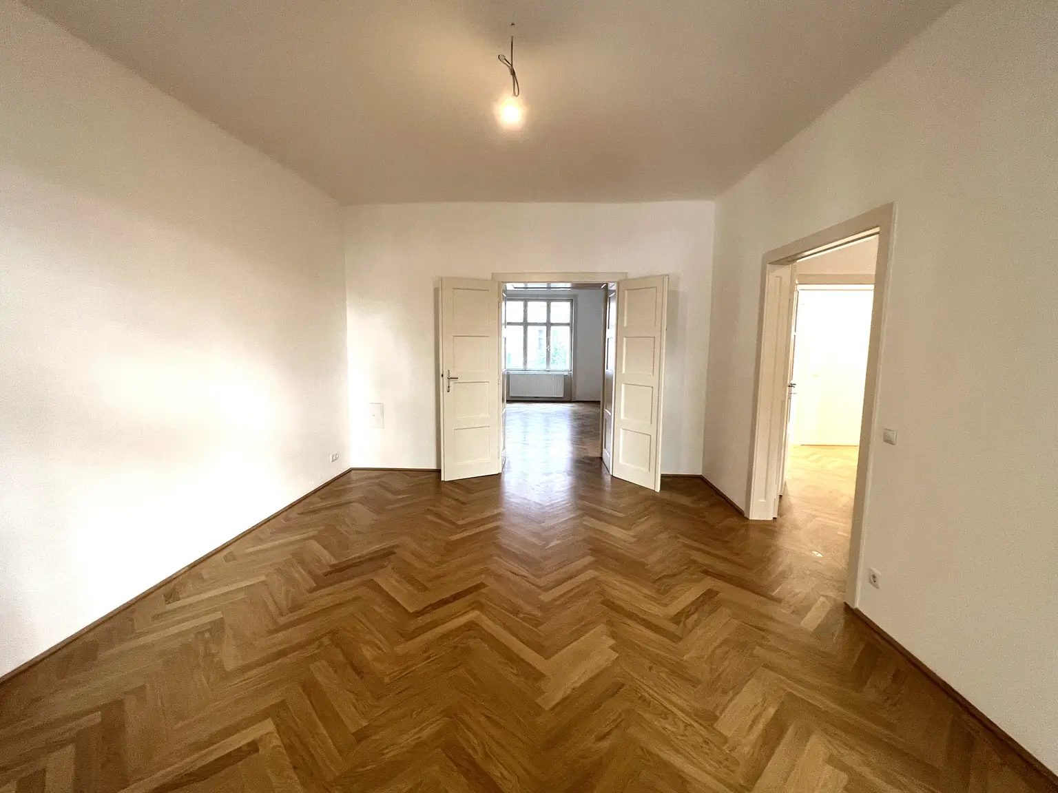 Bezaubernde 3-Zimmer-Wohnung mit kleinen Balkonen und Grünblick