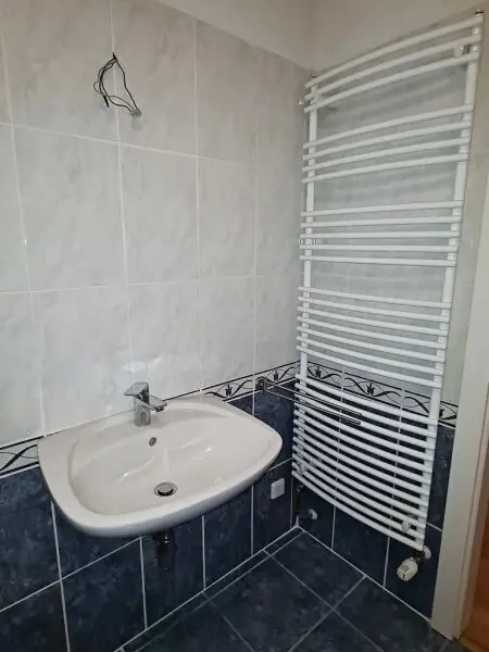 NASCHMARKT-NÄHE, 62 m2 Dachgeschoß, 2 Zimmer, Küche, Wannenbad, Parketten, U4-Nähe, Kettenbrückengasse