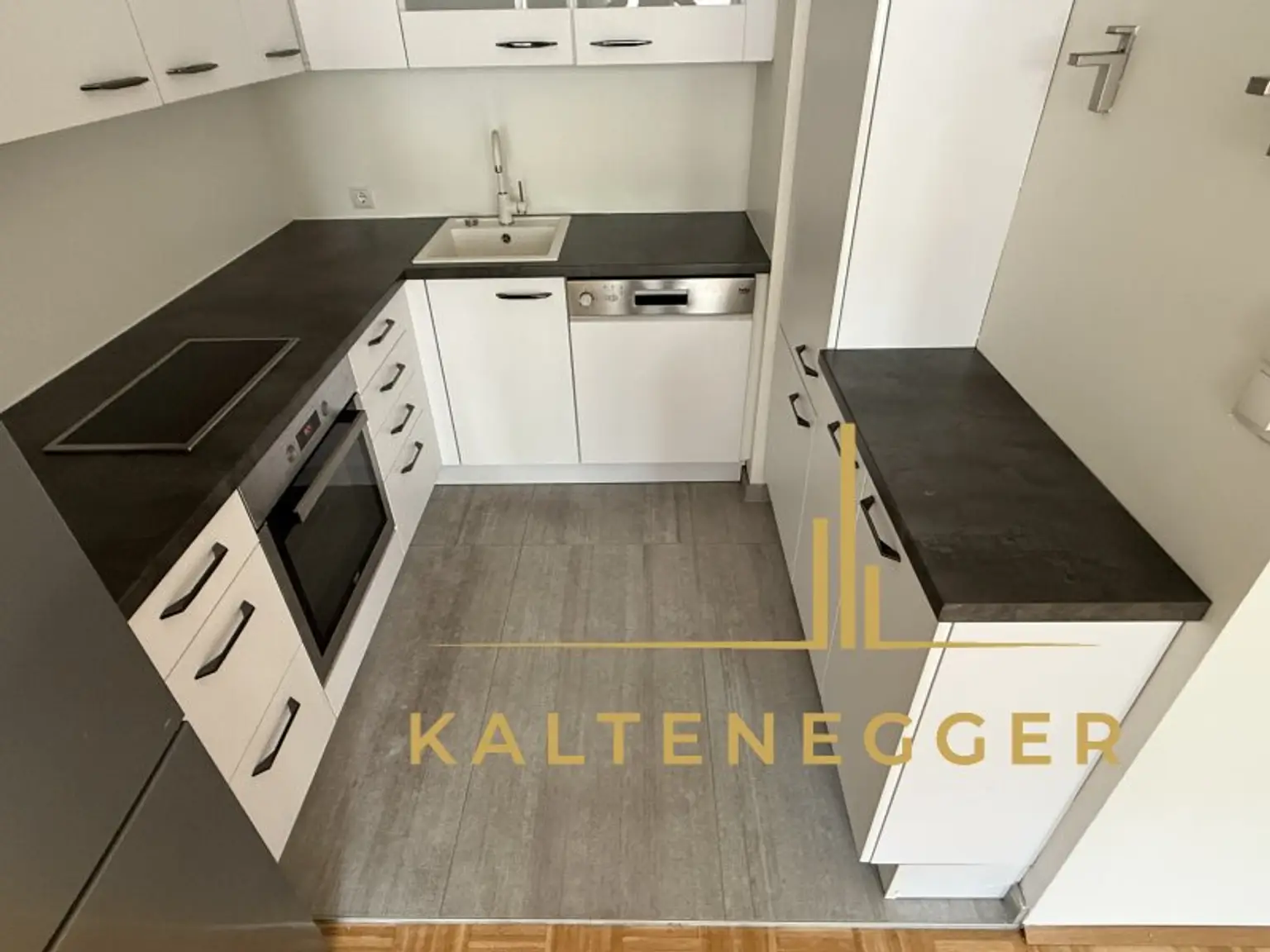 Einbauküche mit Geräten