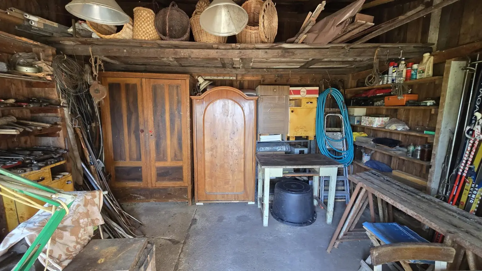 Sanierungsbedürftiges Haus mit riesigem Grundstück und Nebengebäuden