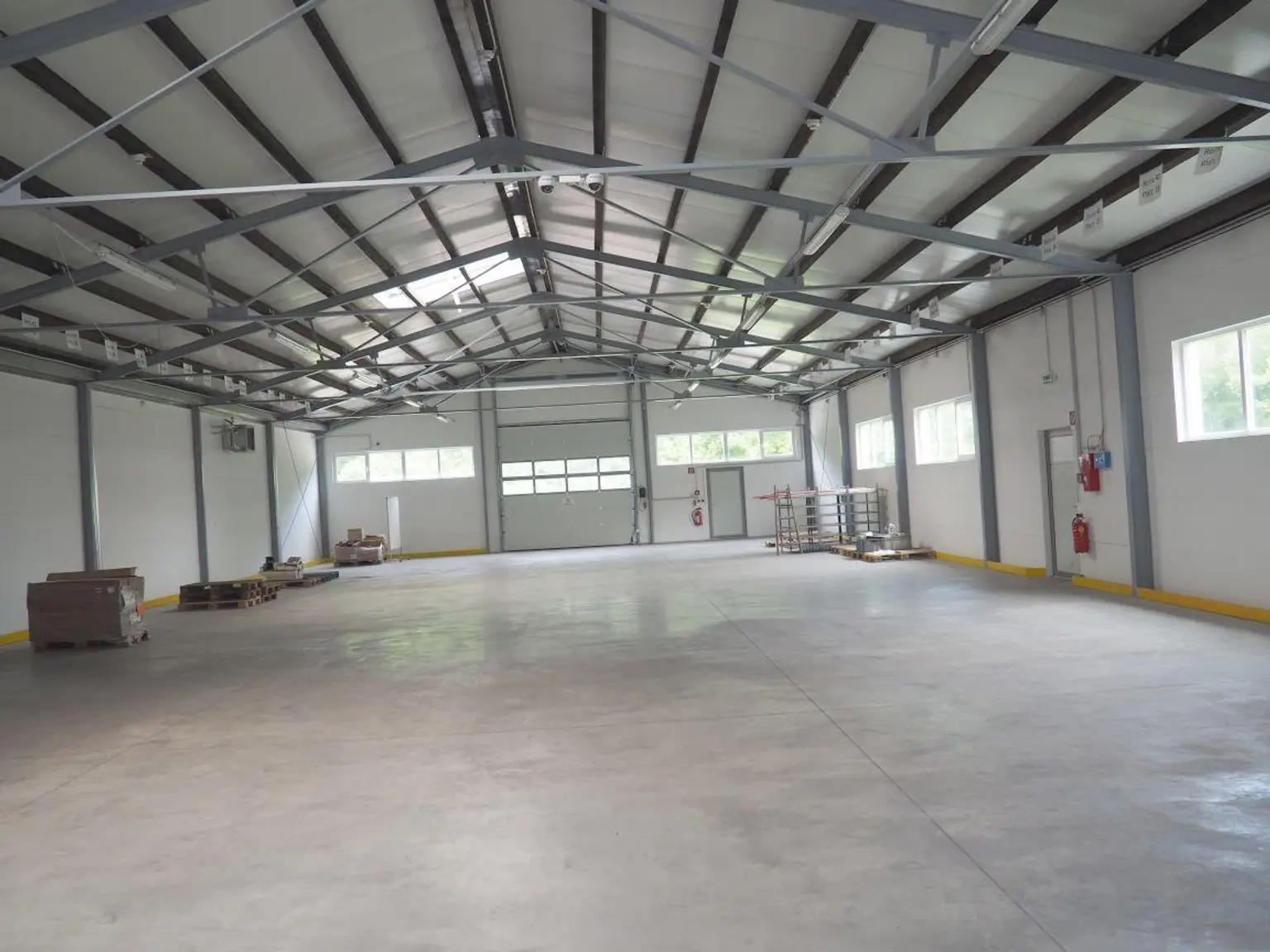 Hervorragende Lage von Büro samt Lagerhallen, Nähe Flughafen Schwechat!