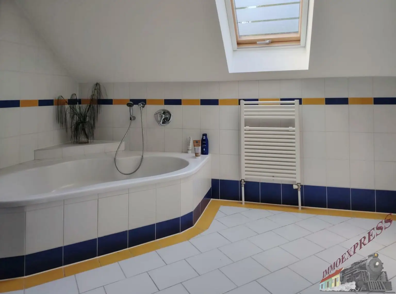 Tolle Villa mit neuer PV-Anlage bietet viel Platz und ruhige, grüne Umgebung – 38 min zur Stadtgrenze Wien!