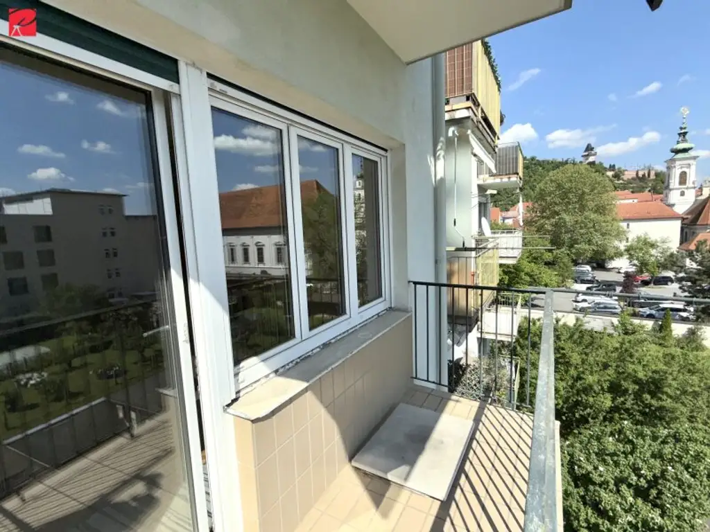 Schlossbergblick: Heller Altbau in Bestlage!