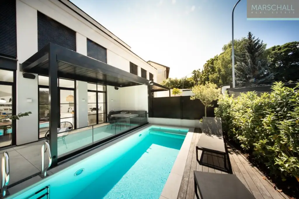 Außergewöhnliche Doppelhaus-Hälfte mit Pool