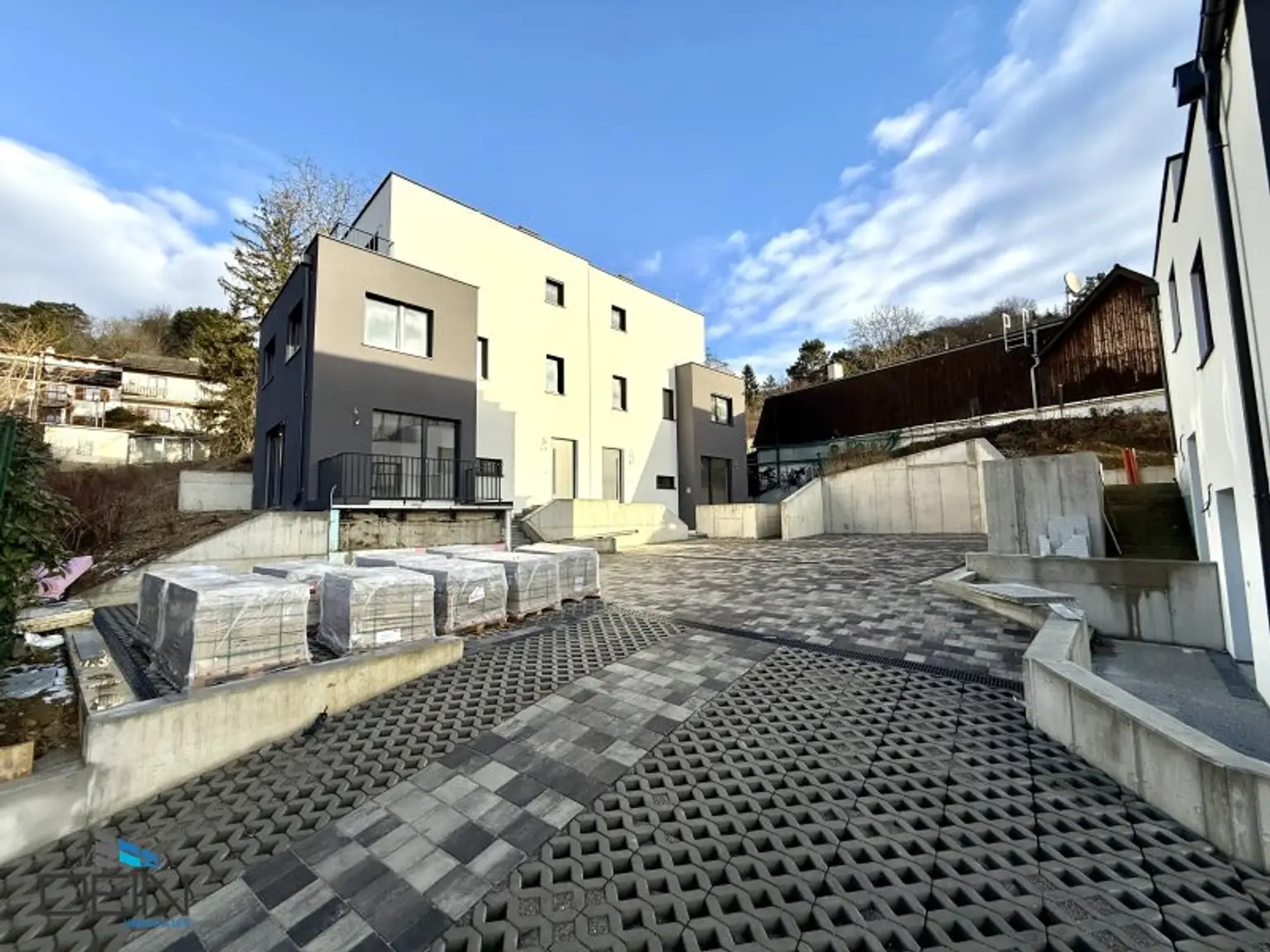 PREISREDUKTION! EXKLUSIVE 4-5 ZIMMER DOPPELHAUSHÄLFTEN MIT FREIFLÄCHEN IN GRÜNRUHELAGE!