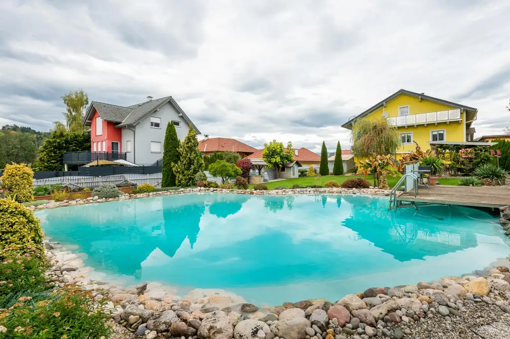 GARTENPARADIES für die ganze Familie mit Schwimmteich und 4 Garagen
