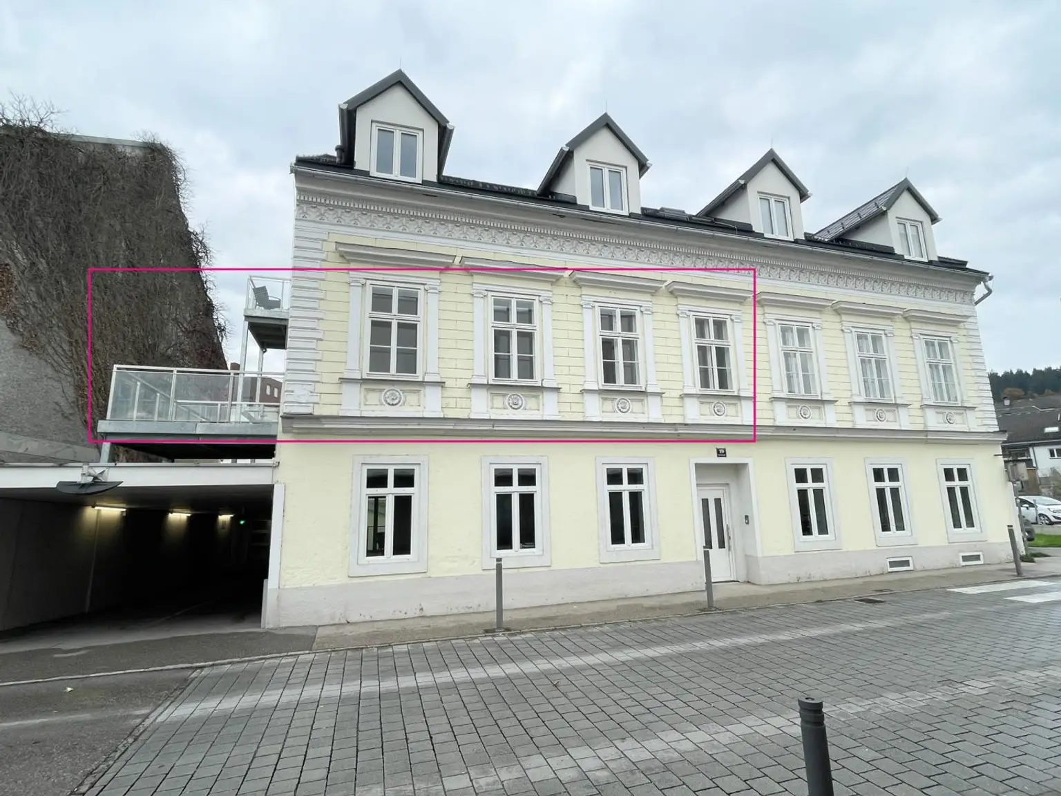 Exklusive 2-Zimmer Wohnung mit Terrasse, Tiefgaragenplatz und Villen Flair zu vermieten in Vorstadt Vöcklabruck