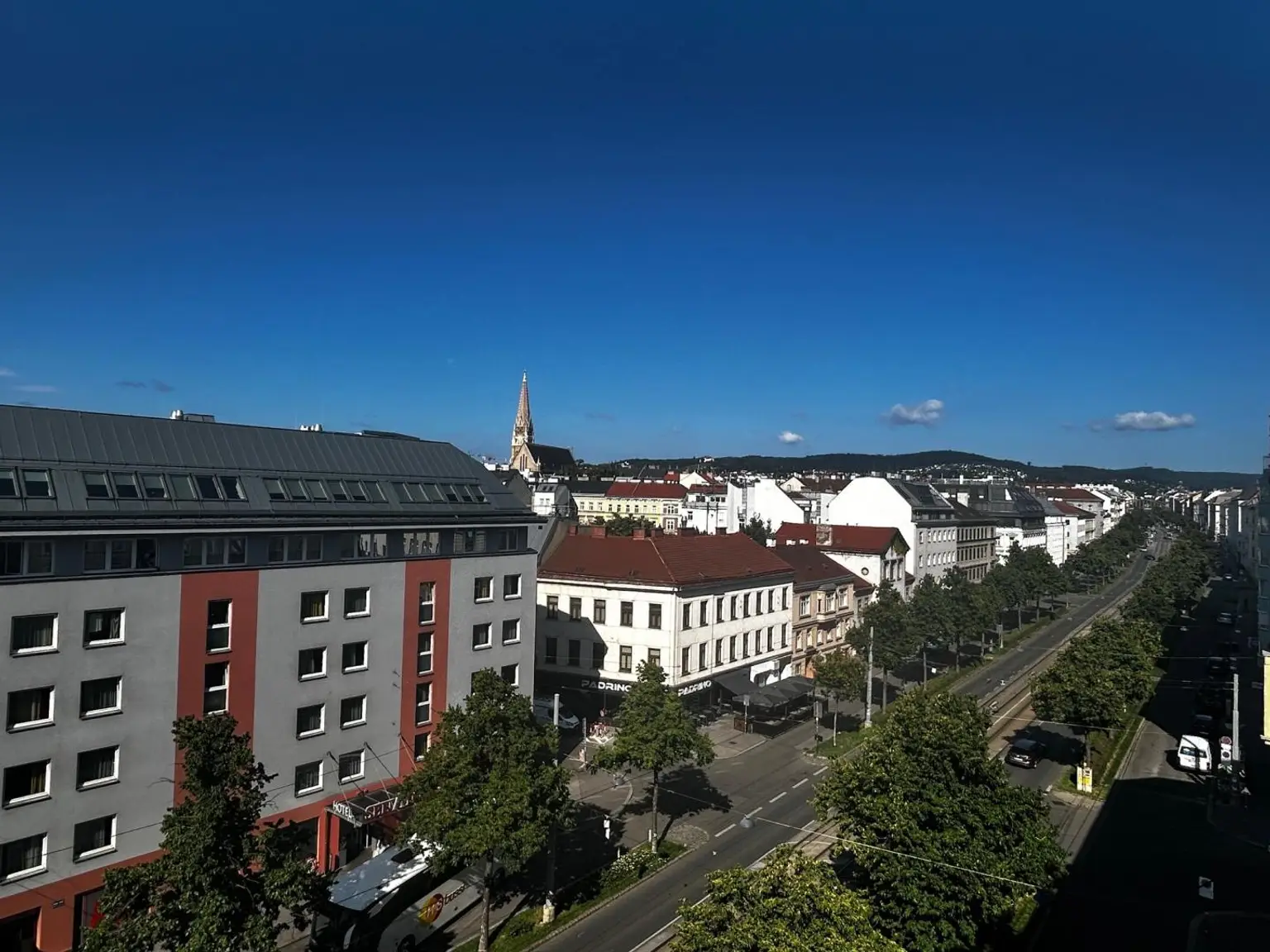 "mit Blick zum Wilhelminenberg"