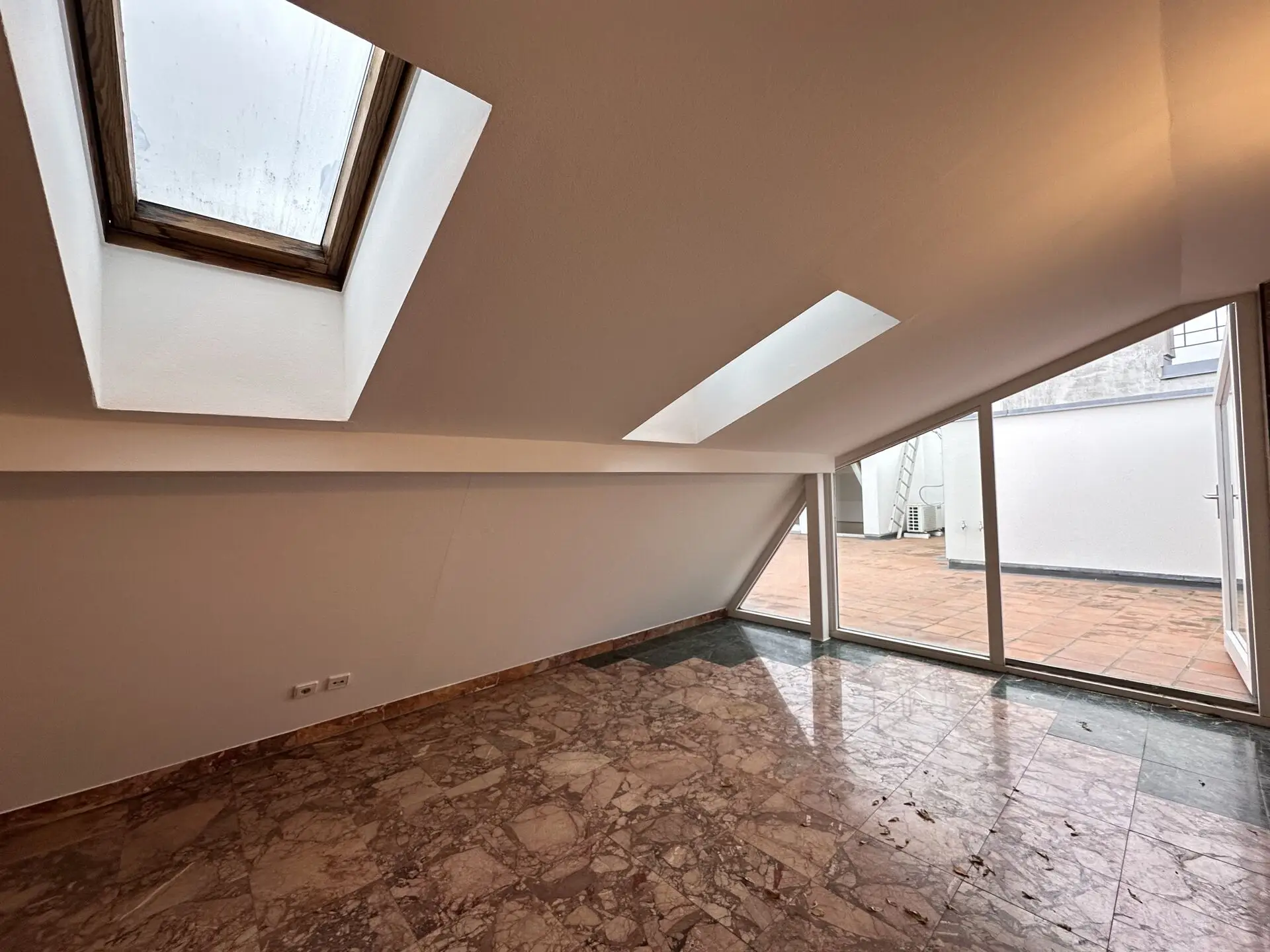 20251211_125559739_iOS