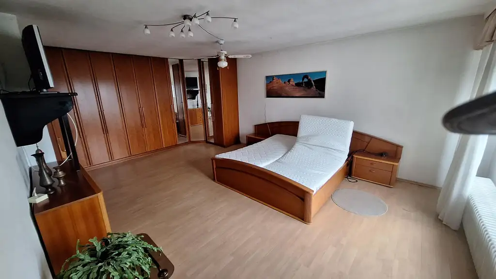Großes Baugrundstück mit Althausbestand und schönem Waldanteil in Leobendorf.  Für Bauträger/2 Wohneinheiten möglich.