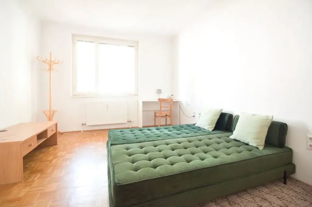 VOLLMÖBLIERT | Loggia mit Grünblick | EUR 1.200,-- inkl. Heizung | TOP Lage Nähe U4 Hietzing