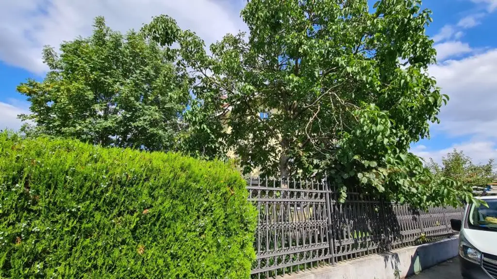Sehr ruhige Siedlungslage - Riesige (teilbare)  Etagenwohnung mit 2 Balkonen, Garage, Sauna in einem sehr gepflegten Haus