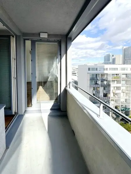 Traumlage bei der UNO-City – moderne Wohnung mit Loggia