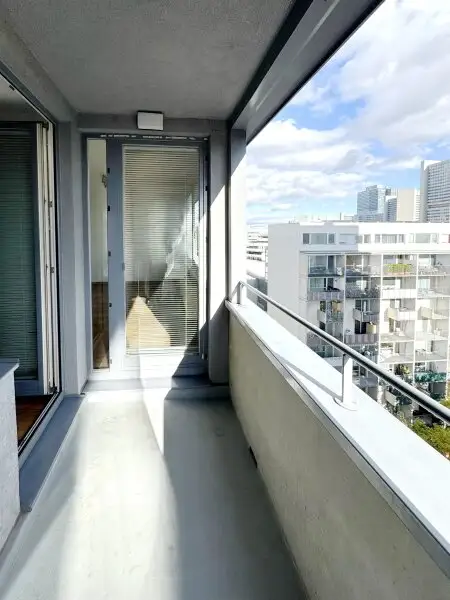 Traumlage bei der UNO-City – moderne Wohnung mit Loggia