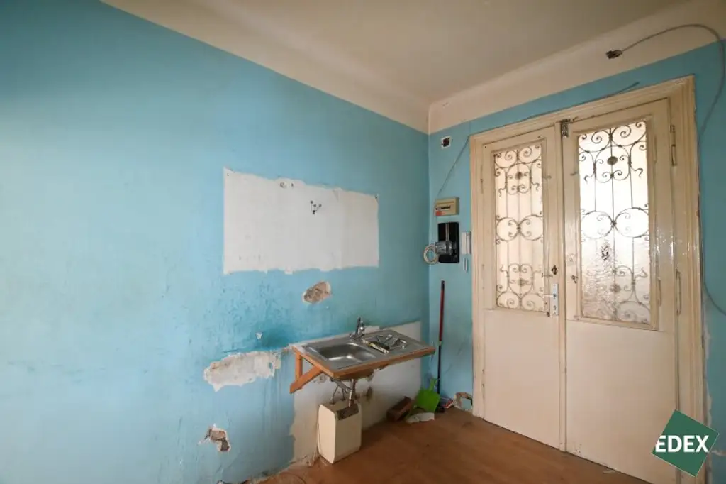 Sanierungsbedürftige 2-Zimmer-Altbauwohnung mit Entwicklungspotenzial – ca. 46 m² in zentraler Lage