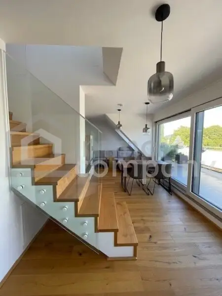 Dachgeschossmaisonette mit einer Traumterrasse und vollmöblierter Küche