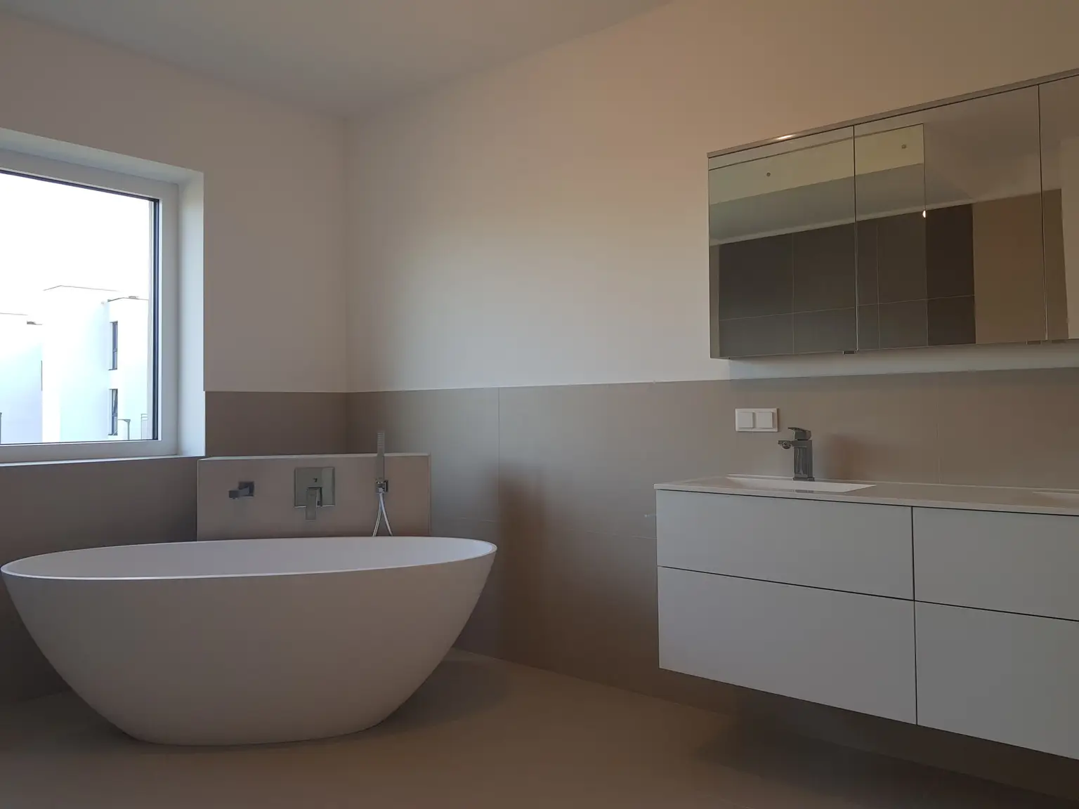 PERFEKTES, MODERNES, NEUES TRAUMHAUS IM ERSTBEZUG AM FELSER SEE