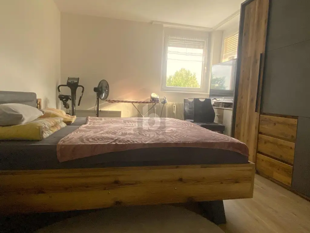 2-ZIMMER MIT WUNDERSCHÖNEM BLICK INS GRÜNE