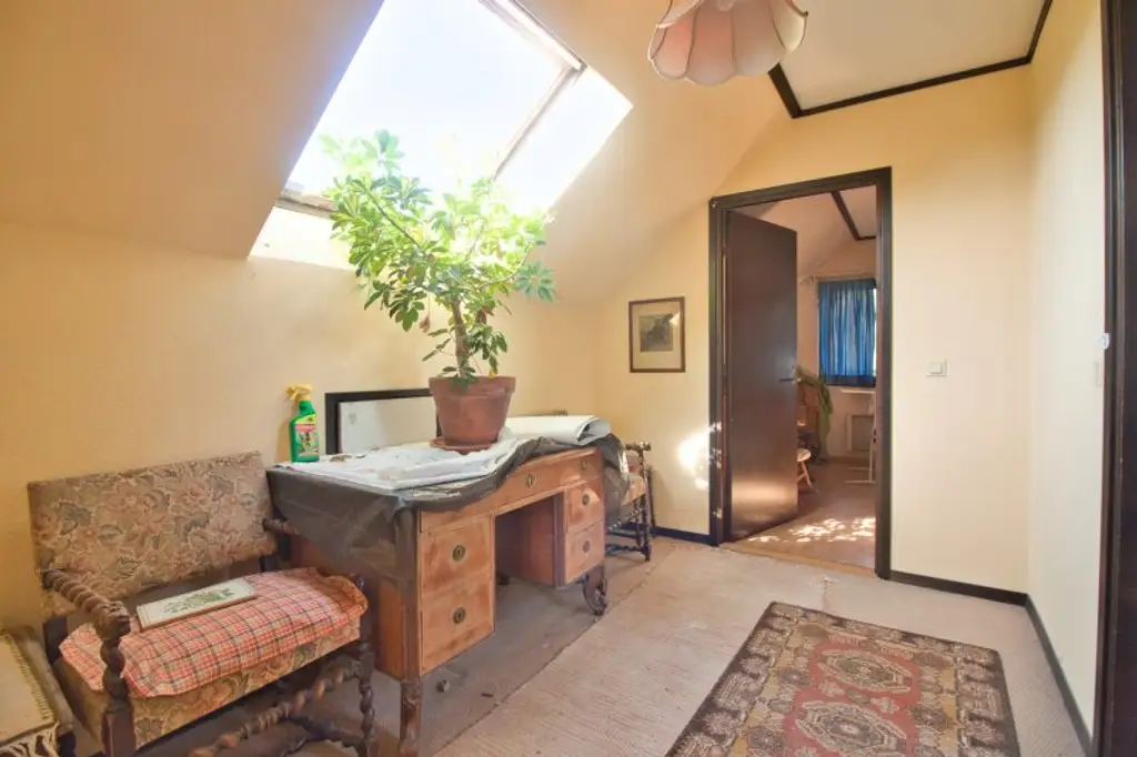 Ebenes Grundstück in ruhiger Sackgasse | sanierungsbedürftiges Einfamilienhaus mit idyllischer Garten | rd. 180 m² verbaubar