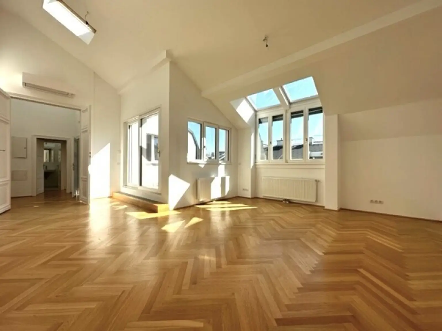 BÖRSE-NÄHE, klimatisiertes 98 m2 Dachgeschoss mit 9 m2 Terrasse, 3 Zimmer, Extraküche, 2 Bäder, Gonzagagasse