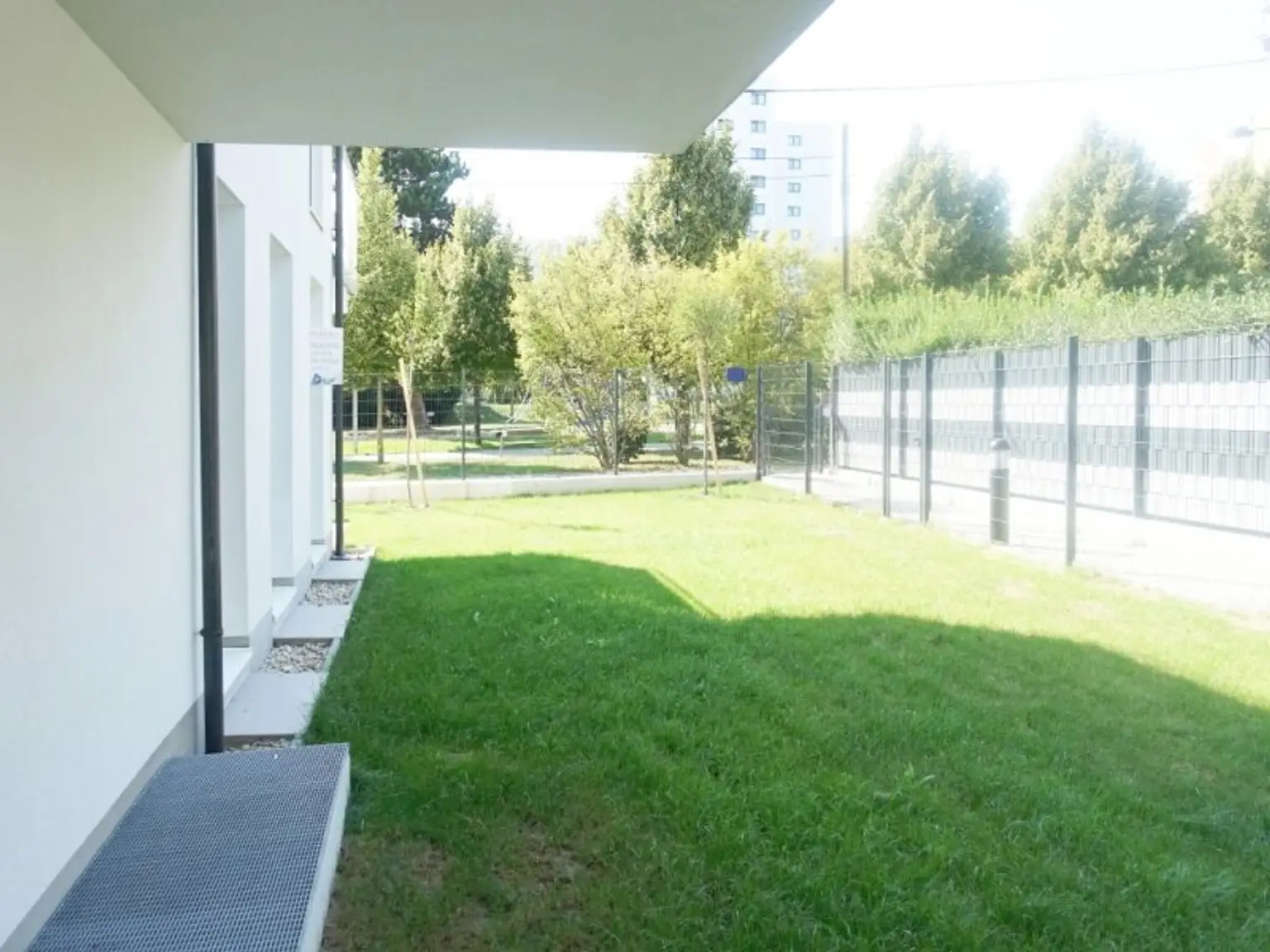 ERSTBEZUG - großer Eigengarten - Luftwärmepumpe zum Heizen und Kühlen - tolle Anbindung - Garagenstellplatz möglich