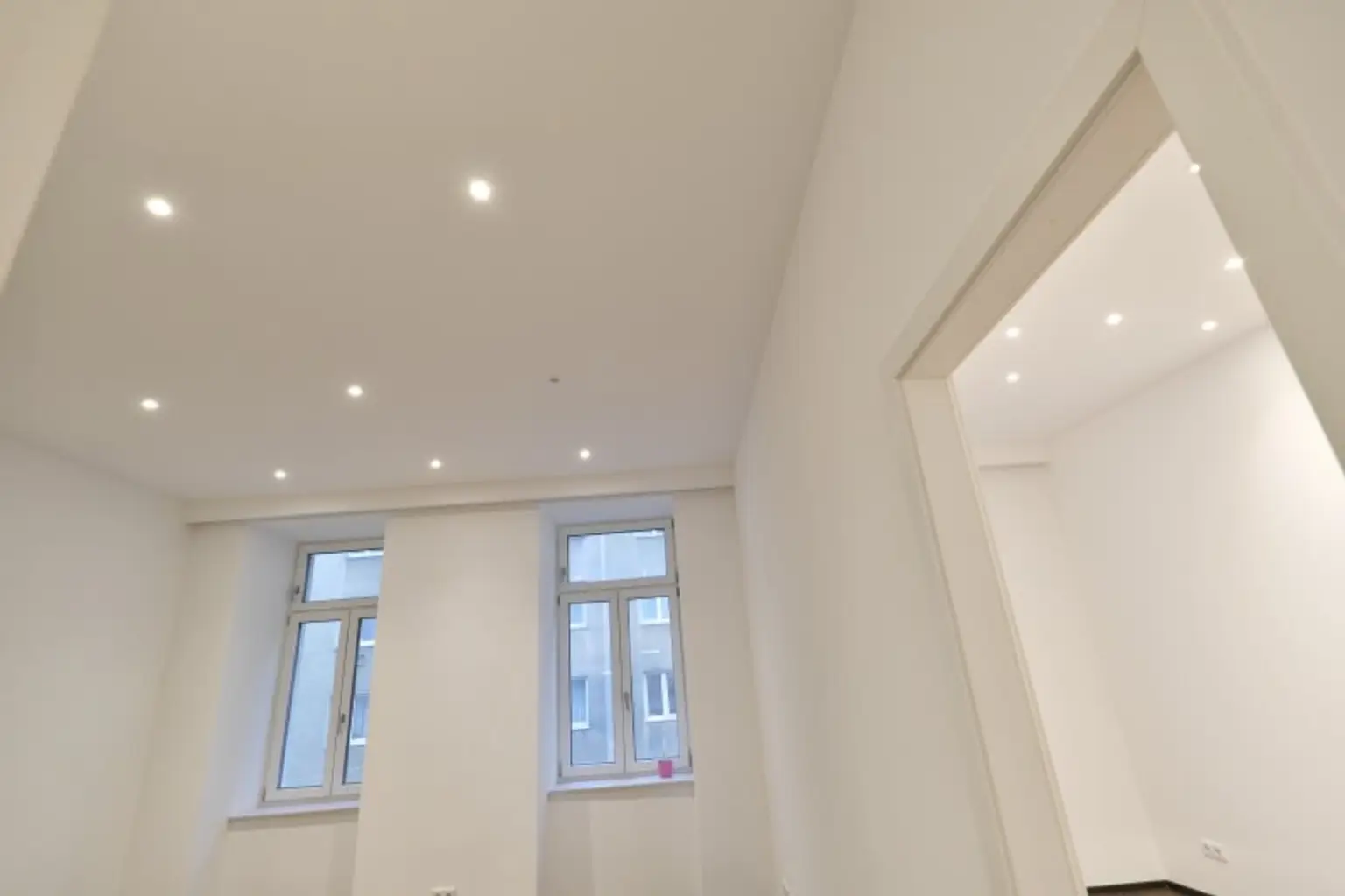 SIEBENBRUNNENPLATZ: Wohnküche + 2 Zimmer + 32 m² Terrasse (neben neuer U2-Station Reinprechtsdorfer Straße)