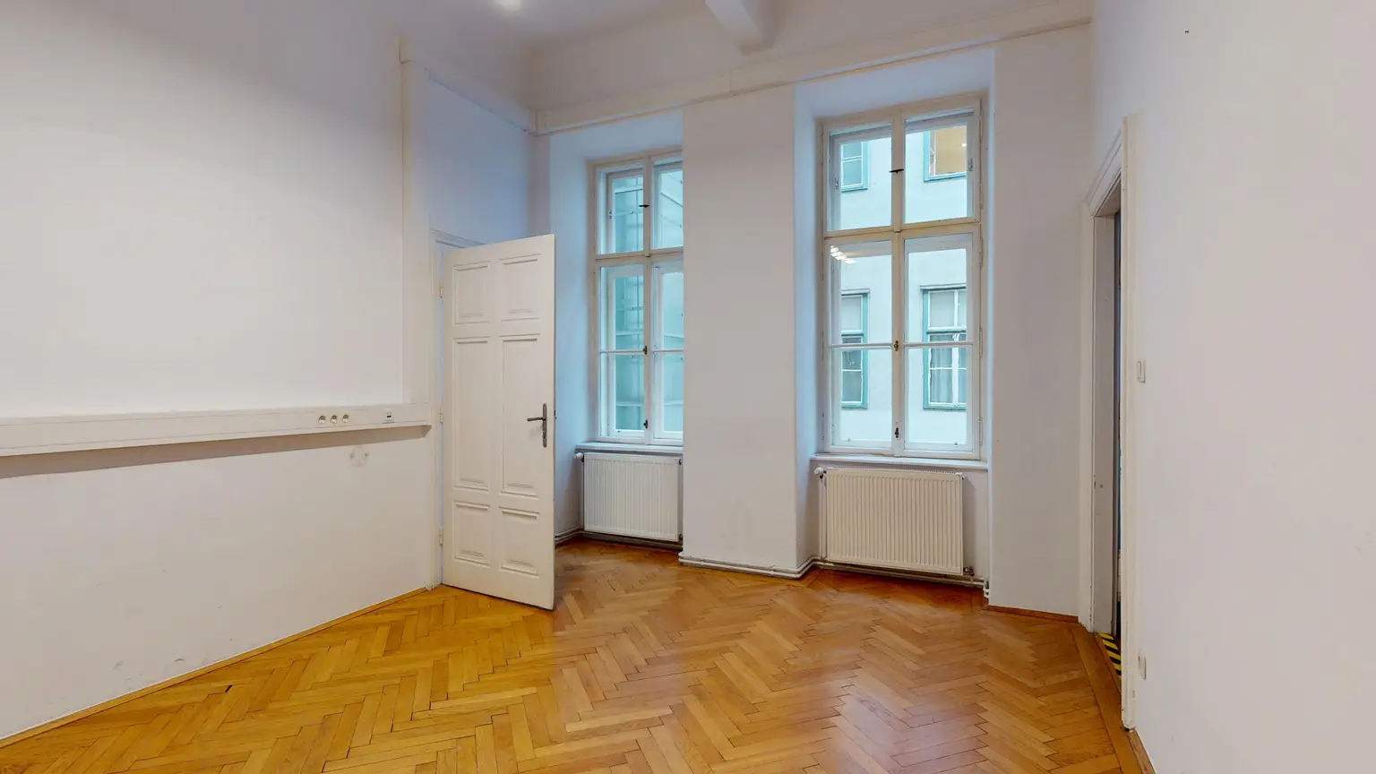 Elisabethstraße: Büroräumlichkeiten mit klassischen Altbau-Elementen - EDV-Verkabelung