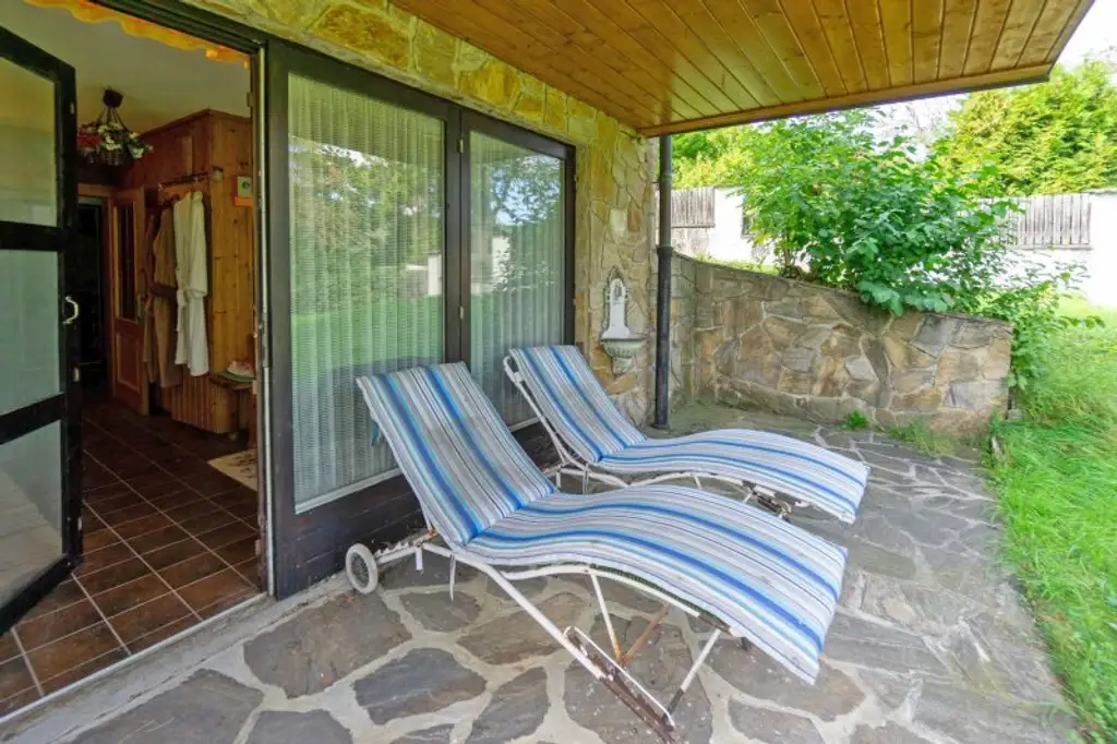 Idyllisches Landhaus in Wohnsiedlung am Waldesrand mitten im Triestingtal, südliches Bergland vor Wien