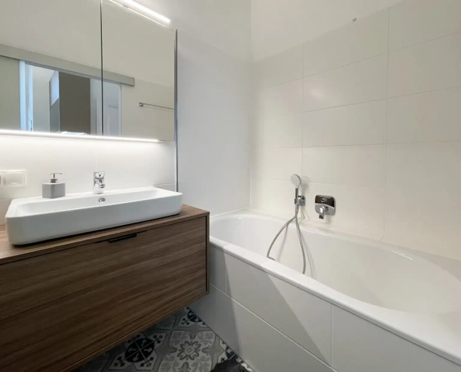 Exklusive Altbau-Residenz mit modernster Technik – hofseitige 2-Zimmerwohnung mit Balkon beim Naschmarkt