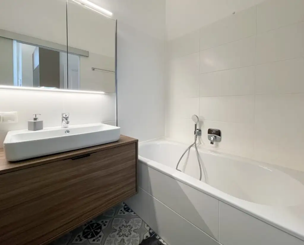 Exklusive Altbau-Residenz mit modernster Technik – hofseitige 2-Zimmerwohnung mit Balkon beim Naschmarkt