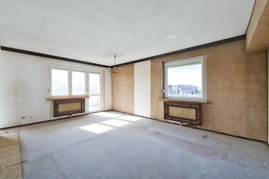 Sonnige 2-Zimmer-Wohnung mit Loggia & Stadtblick – ideal als Starterwohnung mit Renovierungspotenzial!