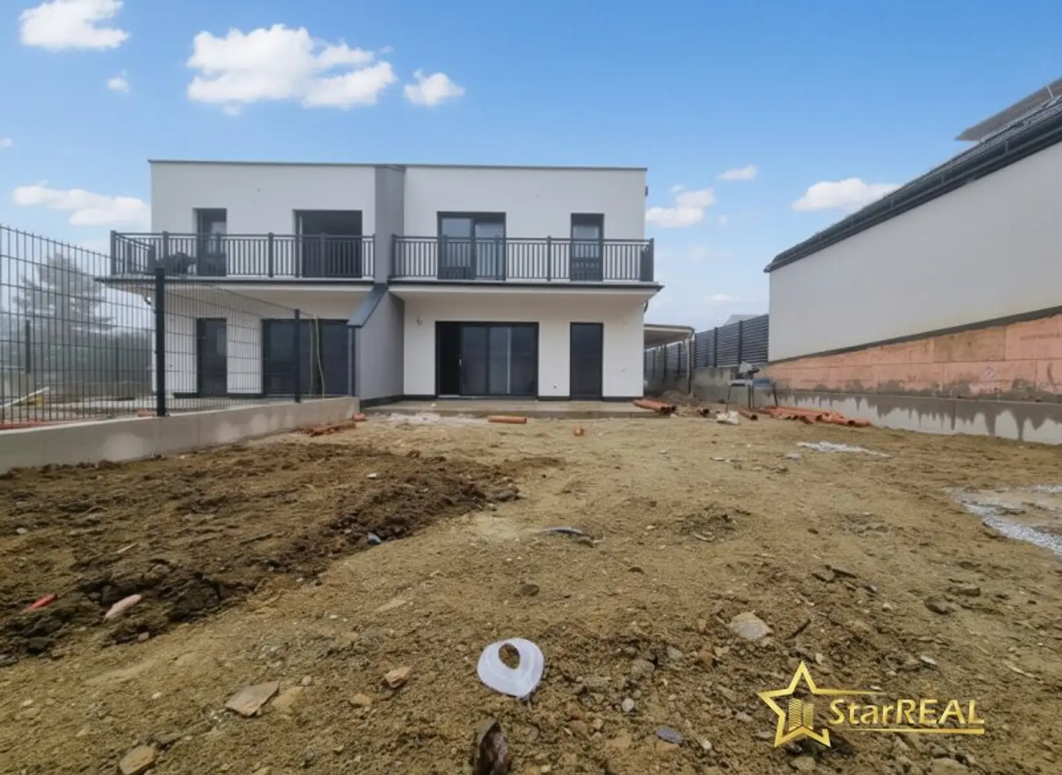 KURZ VOR FERTIGSTELLUNG! 208 m² NFL! 5-ZIMMER, KELLER, BALKON, TERRASSE, CARPORT UND GROSSER GARTEN. ZIEGELQUALITÄT MIT UNVERBAUBAREM GRÜNBLICK.