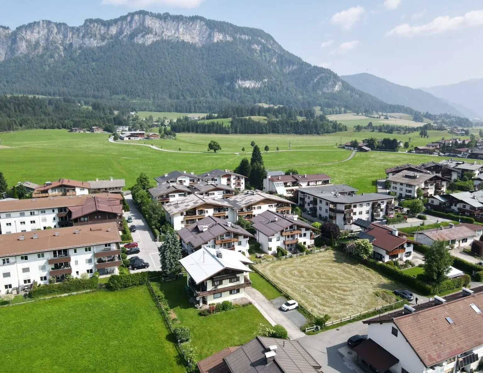 Großer, in ruhiger Grünlage befindlicher Baugrund mit Altbestand
