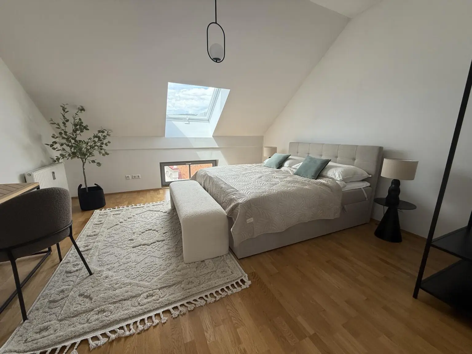 Exklusive Dachgeschoss-Wohnung in Top-Lage mit Terrasse und Schlossbergblick!  ++Videorundgang++