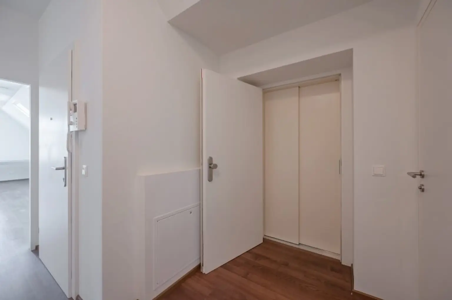 Panoramaliebling: Luxuriöse DG-Wohnung mit Dachterrasse und Fernblick