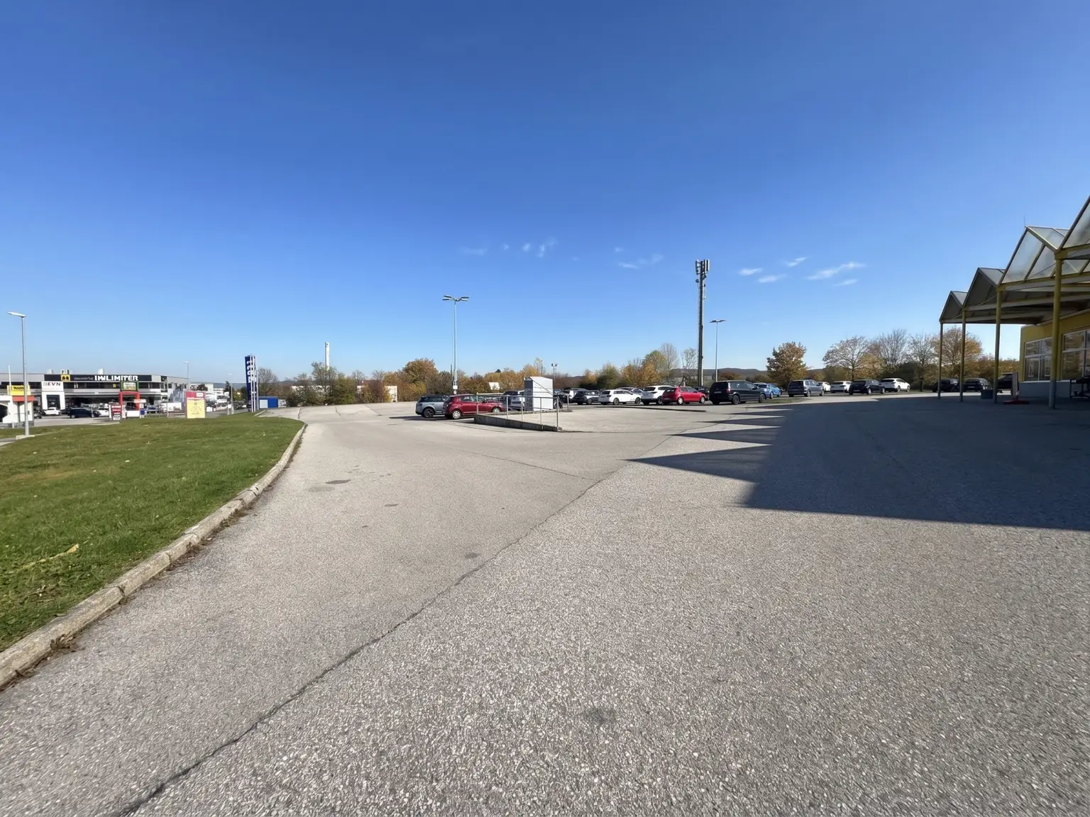 riesiger Parkplatz des FMZ, Lkw-Zufahrt (Himmel KI bearbeitet)